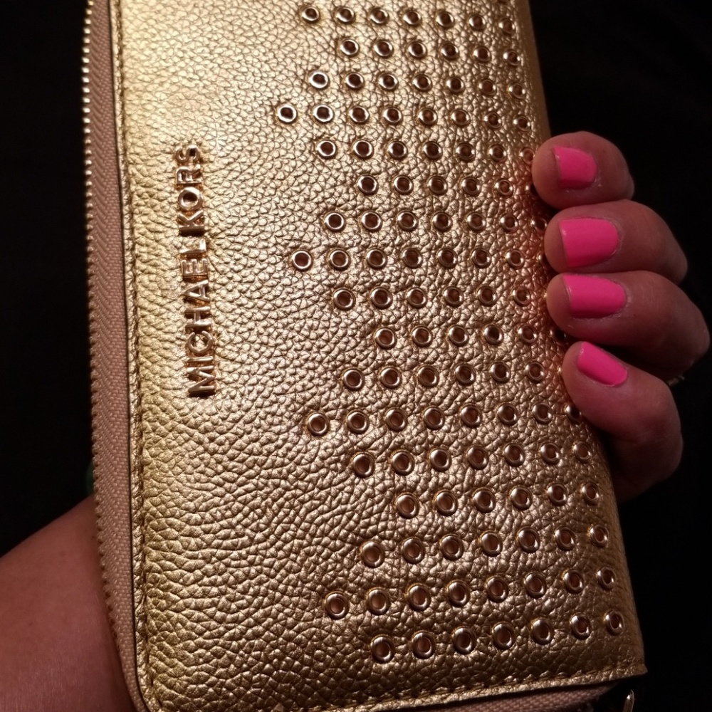 Michael Kors Hayes Multifunction Wristlet - Picture 7 of 8